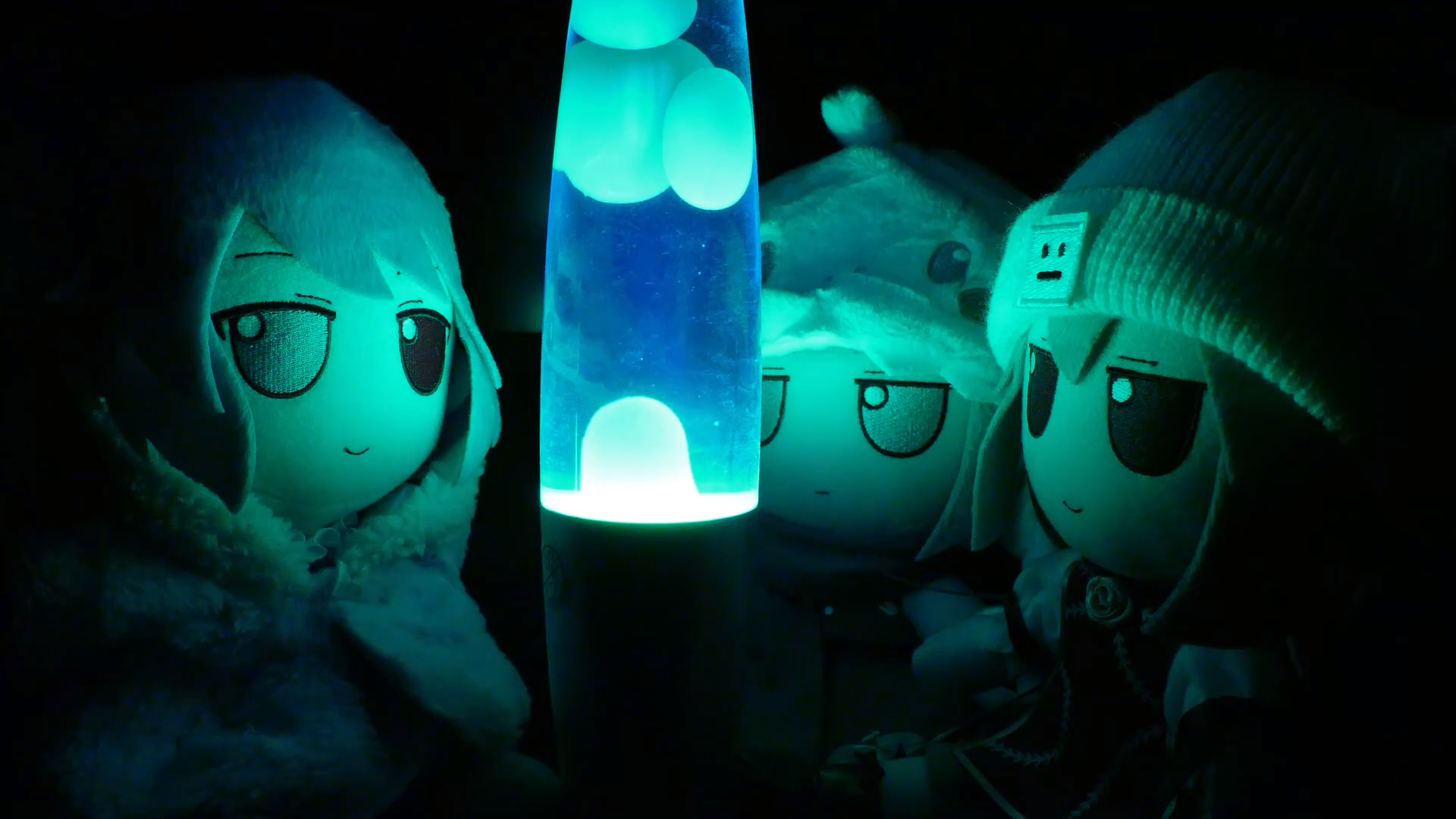 Three Fumos around a lamp